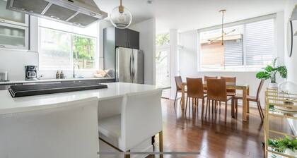 New Townhouse in Capitol Hill! W/Rooftop Deck Views! Near Downtown and Sleeps 8!