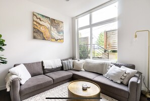 Smart TV - New Townhouse in Capitol Hill! W/Rooftop Deck Views! Near Downtown and Sleeps 8! (Seattle)