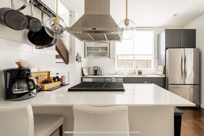 Réfrigérateur, micro-ondes, four, plaque de cuisson