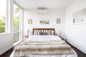 3 chambres, bureau, fer et planche à repasser, lit parapluie