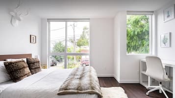 3 bedrooms, desk, iron/ironing board, travel crib