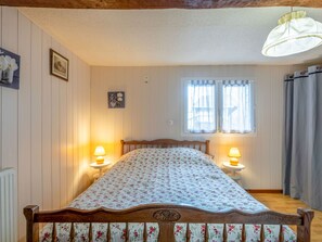 3 bedrooms, desk, Internet