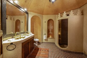 家庭套房 | 浴室 | 淋浴設備、雨淋花灑、免費梳洗用品、風筒