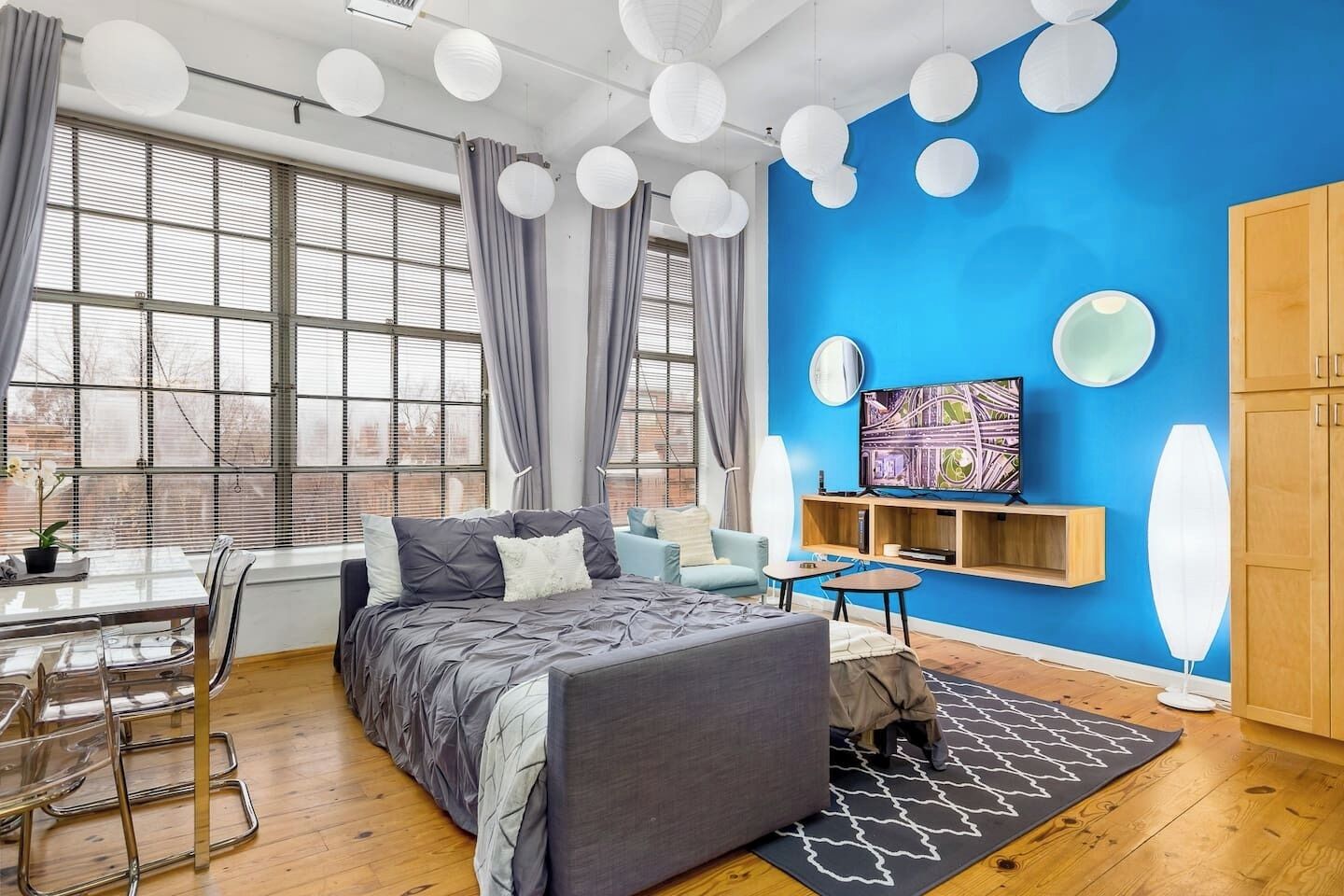 2 slaapkamers, een strijkplank/strijkijzer, reisbedje, wifi