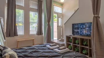 2 bedrooms, iron/ironing board, WiFi, bed sheets
