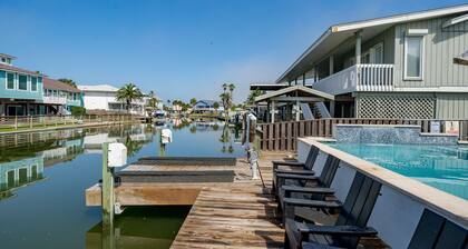 Waterfront, Sleeps 15, Boat Lift, Private Heated Pool, Fast WiFi