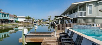 Waterfront, Sleeps 15, Boat Lift, Private Heated Pool, Fast WiFi