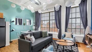 Una televisión, una oficina