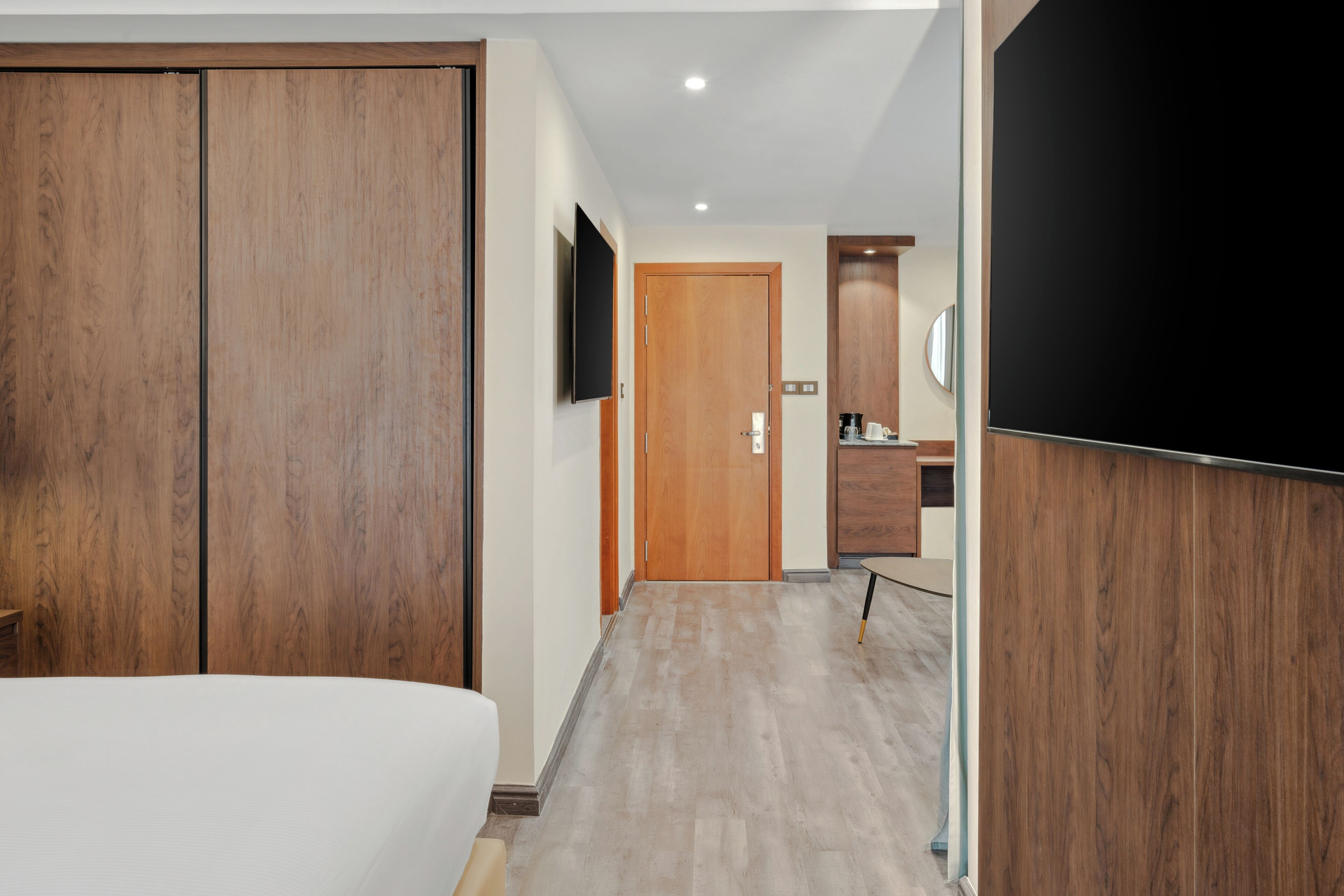 Suite – deluxe, 1 kingsize-seng | Sengetøy av topp kvalitet, dundyner, minibar og safe på rommet