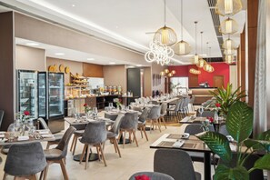 朝食 (ビュッフェ)、毎日提供 (有料)