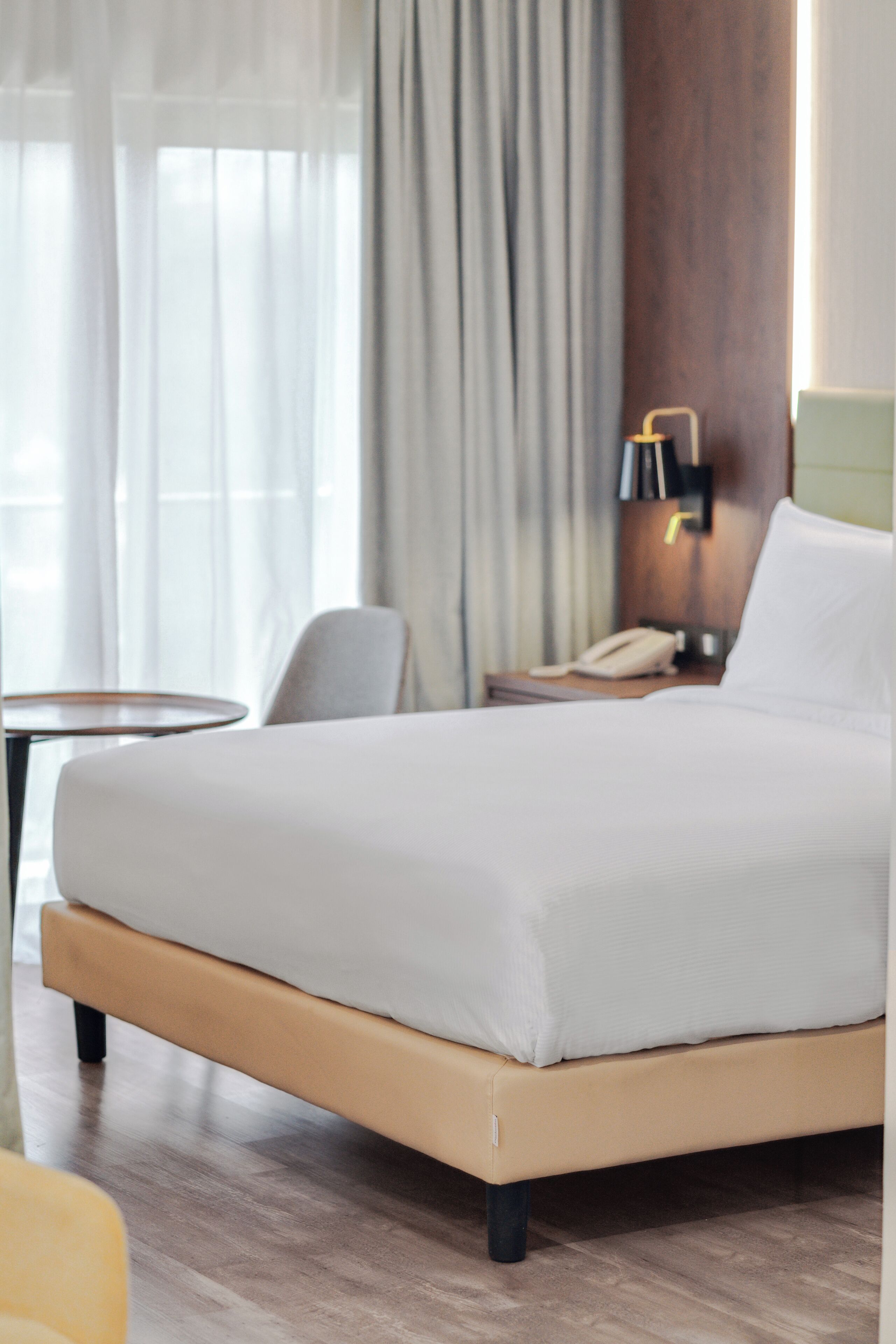 Sengetøy av topp kvalitet, dundyner, minibar og safe på rommet