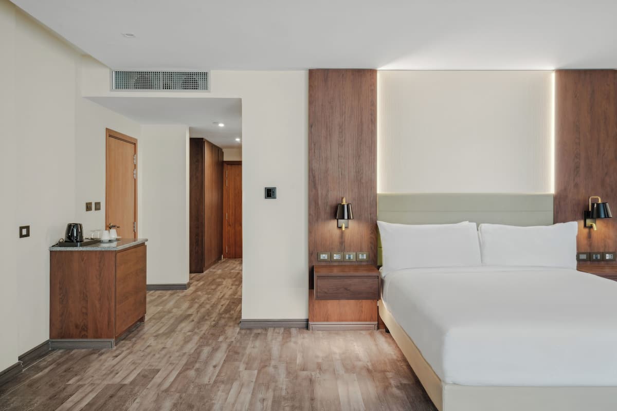 Premium bedding, down comforters, minibar, in-room safe