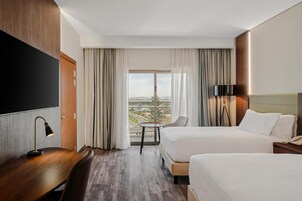 高档床上用品、羽绒被、迷你吧、客房内保险箱