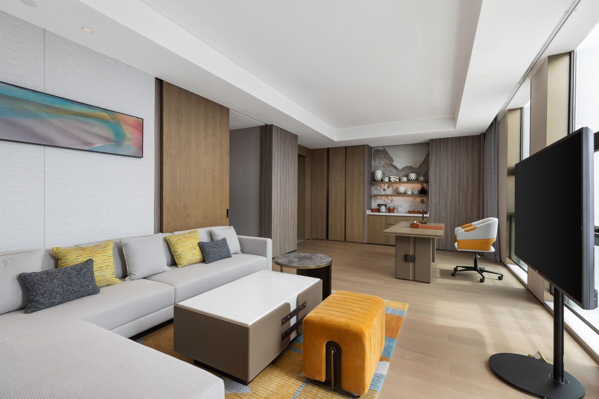 Suite, 1 King Bed (Skyline) | Living area