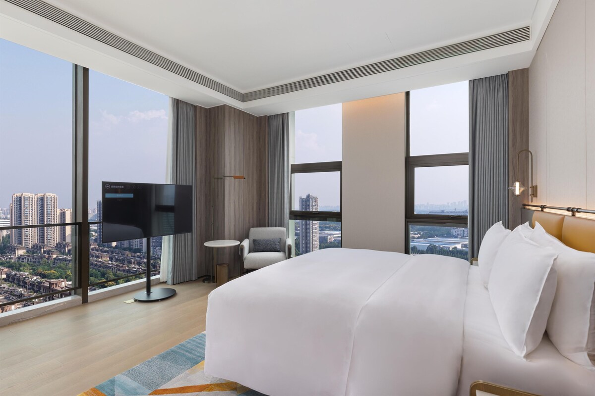 Deluxe Suite, 1 King Bed