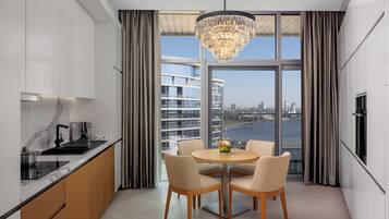 Cafeteira/chaleira, chaleira elétrica, mesas de jantar