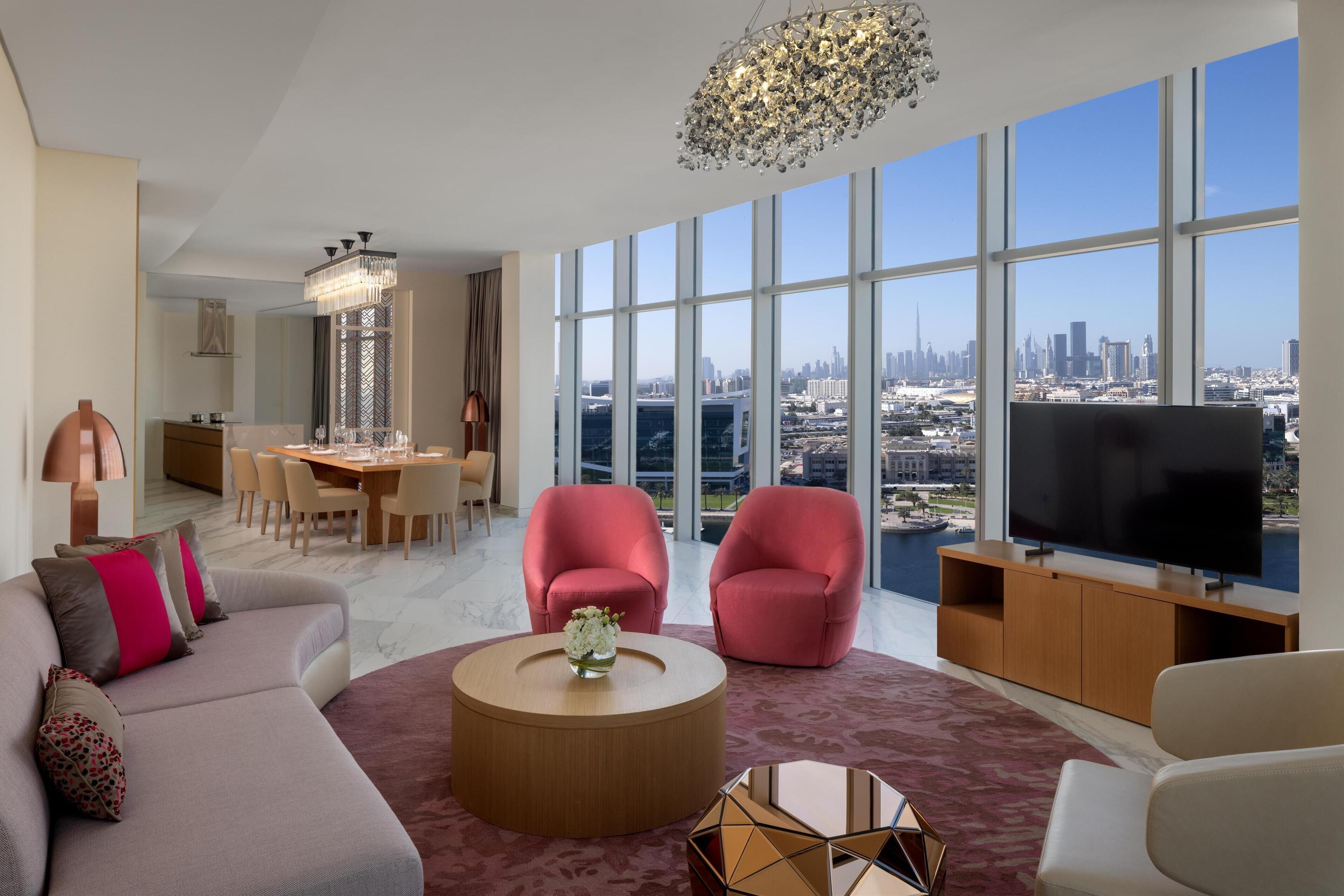 Duplex, 3 quartos | Área de estar | TV de tela plana 55 polegadas com canais a cabo