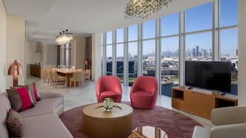 Duplex, 3 quartos | Área de estar | TV de tela plana 55 polegadas com canais a cabo