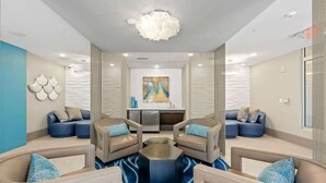Un salon moderne avec deux canapés, une table basse et un tableau accroché au mur.