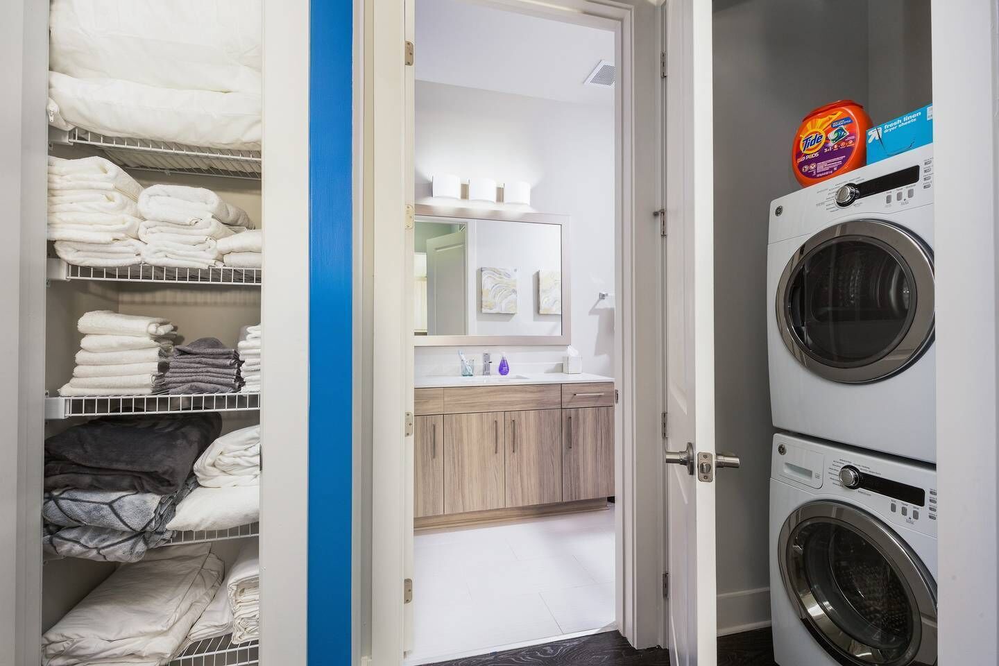 Une buanderie avec des piles de serviettes et un lave-linge.