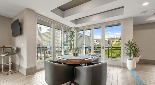 Uptown 3rd Ward | Luxury Apt | City Skyline View