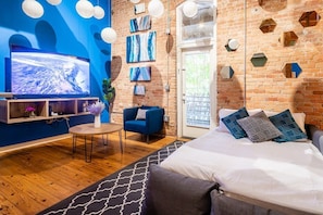 2 bedrooms, iron/ironing board, travel cot, WiFi - 100 Year-Old Historic Brick 2BR Loft -Large Patio1 (Durham)