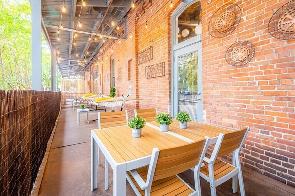 Outdoor dining - 100 Year-Old Historic Brick 2BR Loft -Large Patio1 (Durham)