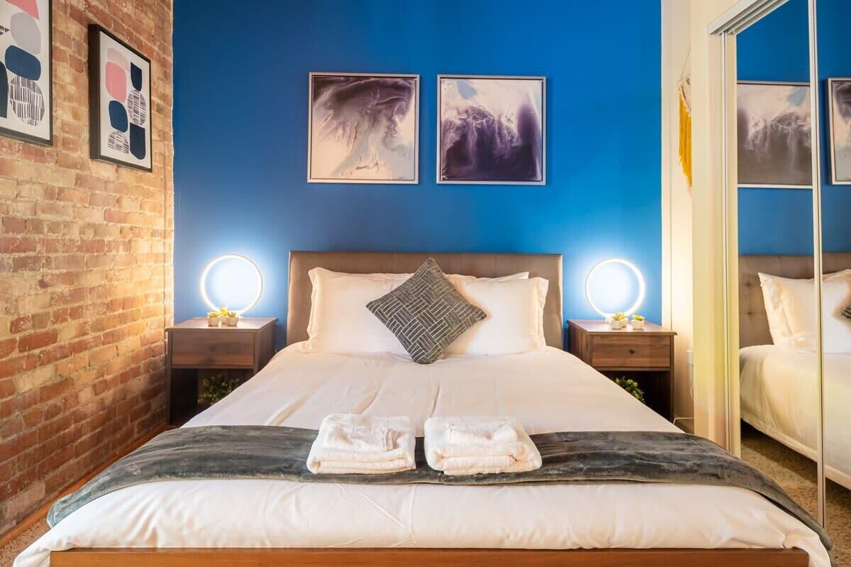 2 habitaciones, tabla de planchar con plancha, cuna de viaje y wifi 