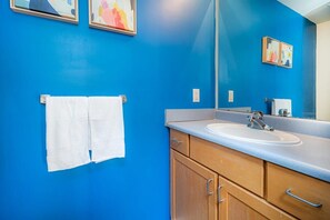 Doccia, asciugacapelli, asciugamani, sapone