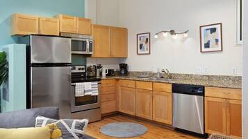 Frigorífic, microones, forn i placa de cuina