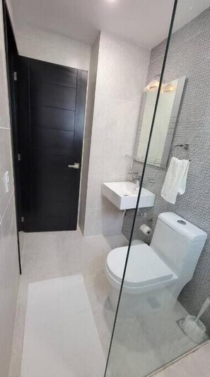 タオル、石鹸、トイレットペーパー