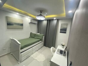 3 室のベッドルーム、デスク、旅行用ベビーベッド、WiFi (無料)