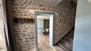 A stone-walled hallway leading to a staircase. - L'oustal du Lac, à Proximité du lac de Naussac et des Sentiers de Randonnée (Auroux)