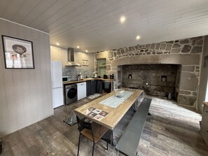 冷蔵庫、電子レンジ、オーブン、コンロ