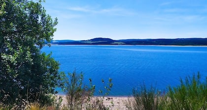 L'oustal du Lac, à Proximité du lac de Naussac et des Sentiers de Randonnée