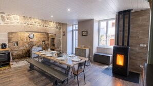 Dining - L'oustal du Lac, à Proximité du lac de Naussac et des Sentiers de Randonnée (Auroux)