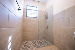 Secador de pelo, toallas, jabón, shampoo