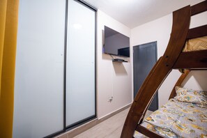 3 dormitoris, escriptori, planxa i posts de planxar i wifi gratuïta