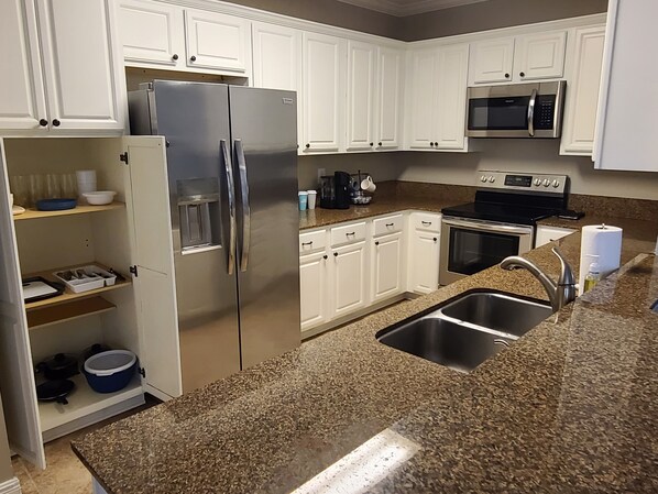 Kühlschrank, Mikrowelle, Ofen, Herdplatte