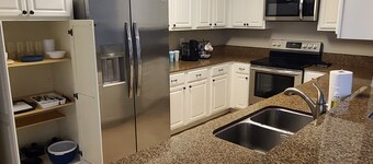 Best of Pineville! 2b/2b,Queen beds, Wifi, Tv, Camp B, P&G, Cleco, & LC WELCOME!