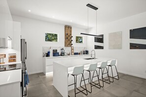 Private kitchen - SKY BLUE Sarasota. Pool Home. Build 2023. Option for up 18 guests (Sarasota)