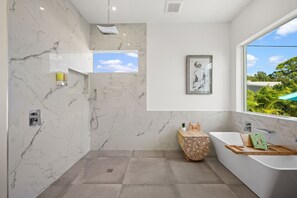 Dusche, Haartrockner, Handtücher, Seife