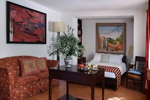 9 camere, una scrivania, ferro/asse da stiro, Wi-Fi gratuito