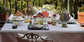 Outdoor dining - Villa Caetana
 (Roma)