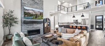 Free shuttle to Deer Valley, hot tub, lake views! Luxury Rooms