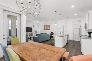 Stadtwohnung, Mehrere Betten, Terrasse, Gartenblick | Speisen