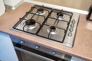 Een magnetron, een oven, een kookplaat, een broodrooster