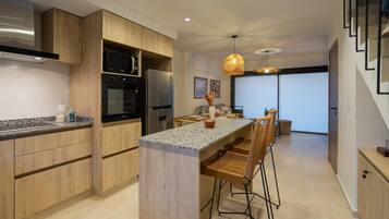 KĂŒhlschrank, Mikrowelle, Ofen, Herdplatte