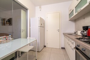 Private kitchen - Cozy spacious studio in new building (București)