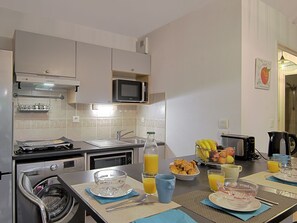 Fridge, microwave, oven, cookware/dishes/utensils
